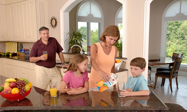 family-drinking-orange-juice-619144_640